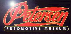 Das Logo des Petersen Automobil Museum